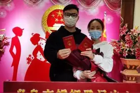 “隔玻璃亲吻”抗疫女护士与男友“如约”领证图片