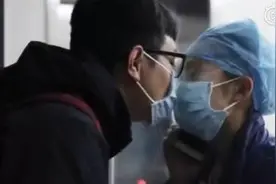 经得起考验的真爱！隔玻璃亲吻的女护士与男友领证，全网送祝福图片