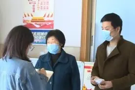 当时害怕极了，环卫工捡到百万存款单，她马上叫来儿子图片