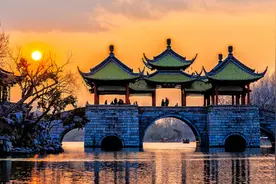 首个大型旅游团来了，市委书记为游客解说“扬州揽胜图”图片