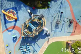 航拍阳光下的户外游乐场，赏心悦目的遛娃好去处图片