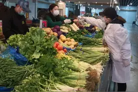 为帮朋友忙 老板娘开启卖菜新模式图片