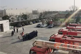 用救援头盔围成爱心向女友求婚 西安消防员小伙太浪漫图片