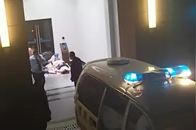 孕妇凌晨早产，闺蜜和物管小区大堂接生男婴视频封面