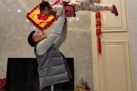 妈妈，你终于回来了！我要给你一个大大的抱抱图片
