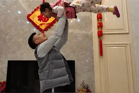 妈妈，你终于回来了！我要给你一个大大的抱抱图片
