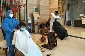 武汉严春芳的纪实散文《志愿者一一夫妻理发师》图片