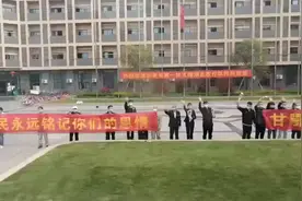 晨报对话丨那首让人泪目的MV《妈妈，你去哪儿了》里的妈妈终于回来了图片