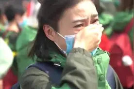 警医夫妻分别40天后重聚，隔空拥抱视频封面