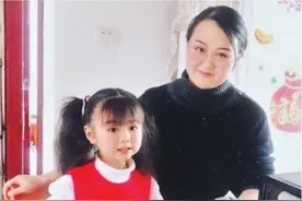 跟妈妈学厨艺 5岁宝宝成美食小主播图片