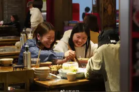 四川成都火锅餐饮店有序恢复营业图片