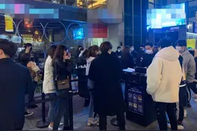 韩国夜店疫情期间爆满 年轻人不戴口罩室内狂欢图片