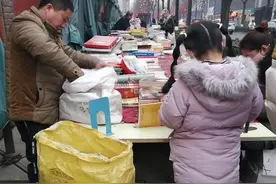 疫情下的西安旧书摊主：“注定是难熬的一年”图片