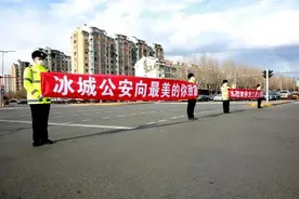 援鄂战疫英雄凯旋，冰城交警最高礼仪硬核护航，致敬最美逆行者图片