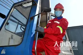 化肥及时送到地头！大港工匠吊装10000袋化肥未划破一袋图片