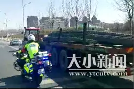烟台：开17米拖拉机招摇上路，司机痛快向交警表态“不合法”图片