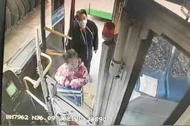 青岛小学生用压岁钱买医药箱放公交车上助力战“疫”获赞暖心图片