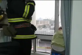 防护窗也存在安全隐患，女孩的头被卡住了图片