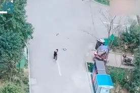 妈妈偷拍儿子下楼拿快递：走出六亲不认步伐！网友：哈哈哈憋疯的娃图片