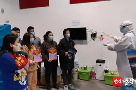 紫牛记者在武汉｜方舱版《爱的奉献》蹿红网络，“没什么可以送，就唱一首歌吧”图片