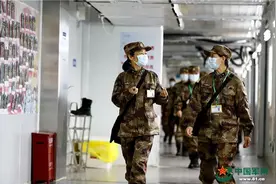用心治疗用心服务，火神山出院患者与她隔空拥抱图片
