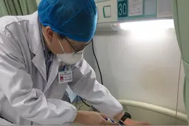 警惕！钢筋意外戳伤工人眼球，医生提醒眼外伤要正确处理图片