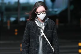 高露素颜依旧肤白如雪 戴黑框眼镜休闲穿搭难掩文艺气质图片