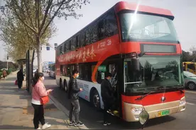 休息两个月的郑州9路双层巴士回归，这里有不一样的蓝天白云图片