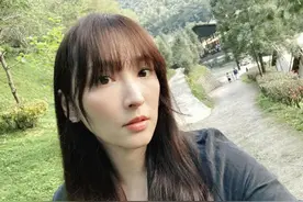 42岁吴佩慈生四胎后首露面 参加豪华露营晒自拍照图片