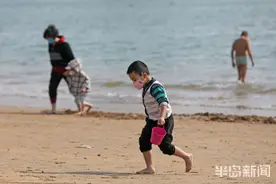 青岛第一海水浴场里市民休闲游玩 享受阳光和沙滩图片