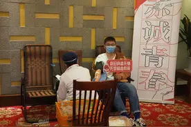 慷慨撸袖！90后小伙献血后说，点亮别人的生命之光特别有意义图片