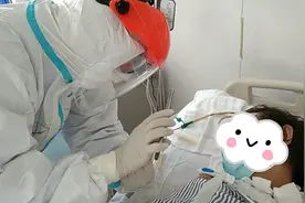 武汉前线病床旁 亲人的声音“唤醒”新冠重症昏迷病人图片