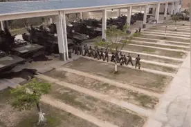陆军某综合训练基地组织炮手专业学兵进行战斗射击考核图片