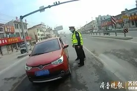 脱审无证被交警查获，男子称不知咋审车，已考到科目二开车没问题图片