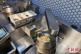 济南一智慧餐厅炒菜机器人“十八般厨艺”制作“有灵魂”美食图片
