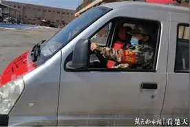 ​00后学子装车卸货不怕累，为社区运输百吨抗疫物资图片