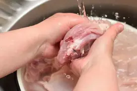 肉类只用清水洗，真的洗不净，这样洗最靠谱图片