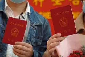 送祝福！那位被隔窗求婚的女护士领证啦！视频封面