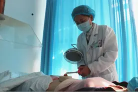 市中医医院针灸推拿科脐灸诊疗忙图片