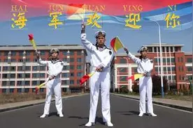 旗语好炫酷！海军小哥哥：想学啊，我教你图片