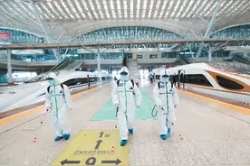 武汉火车站全面消毒图片
