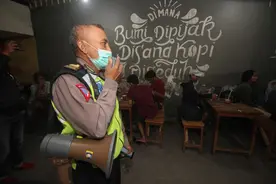 印尼特种部队和警察配合政府强制驱离聚会民众图片