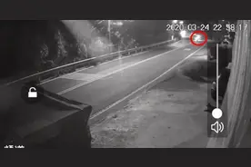 警察骑重机对撞摩托车 两人瞬间喷飞不幸惨死图片