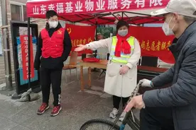 金水社区徐霞照顾瘫痪父亲十余载：“你陪我长大，我陪你变老”图片
