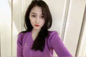 是瘦了二两的自拍！关晓彤晒美照五官精致气质满分图片