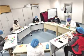 为一线医务人员搭起“心”桥图片