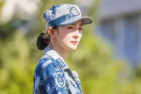 瑞酱种草日记丨刘亦菲素颜演电影 杨幂素颜上综艺，颜值真的没差图片