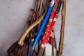 农家束之高阁的各式镰刀图片