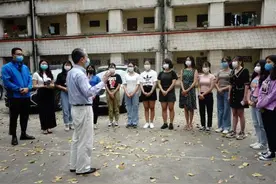 驻越南大使看望在越中国留学生并发放“健康包”图片