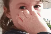 妥妥的吃货！英国小女孩因中餐馆关闭崩溃大哭图片
